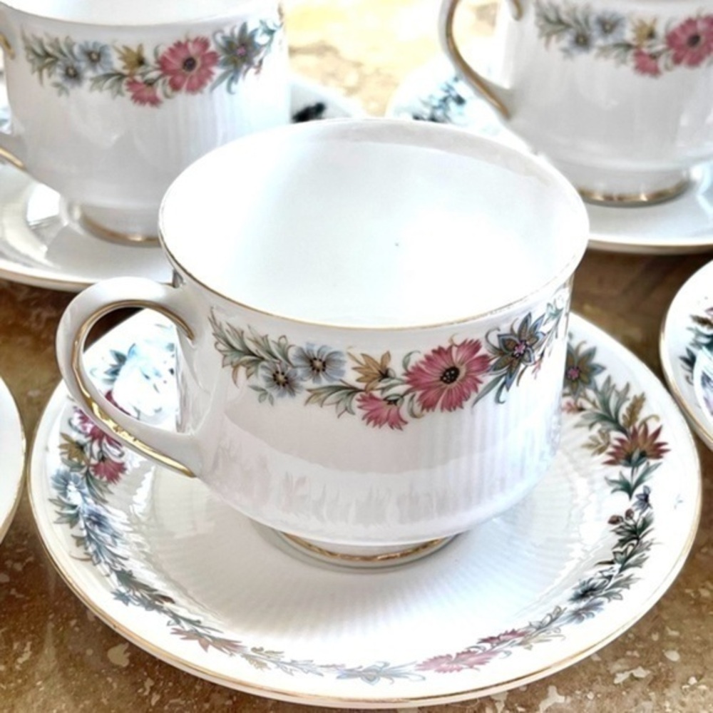 Paragon Belinda Tea Cups & Saucers! 6 Sets Avbl!